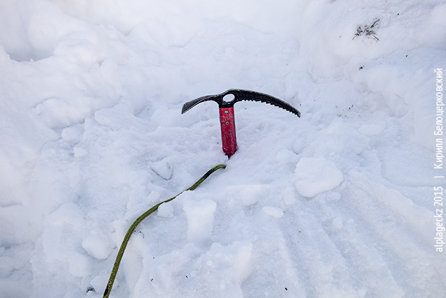 Ледоруб забитый в снег