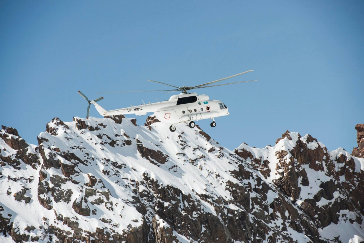 Вертолёт над ледником Богдановича